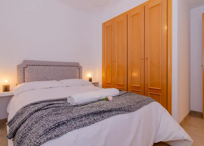 Wintowinrentals Teatinos, Metro, Free Parking & Pool.