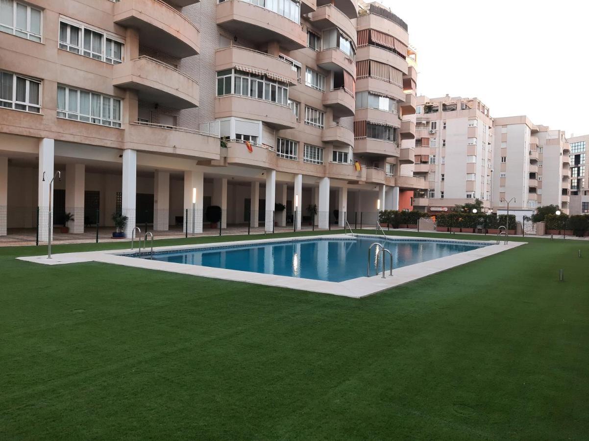Wintowinrentals Teatinos, Metro, Free Parking & Pool. Appartement *