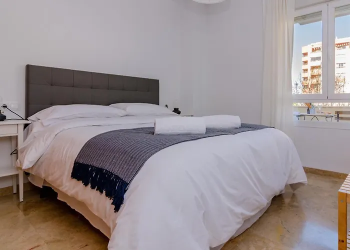 Wintowinrentals Teatinos, Metro, Free Parking & Pool.