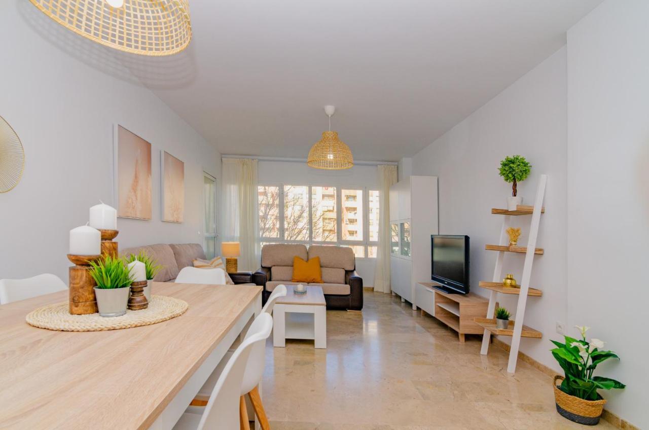 Wintowinrentals Teatinos, Metro, Free Parking & Pool. Apartment Malaga