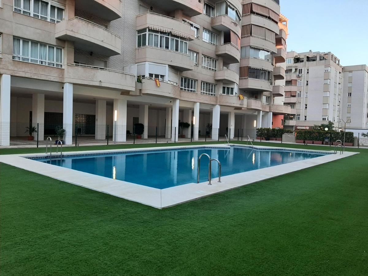 Wintowinrentals Teatinos, Metro, Free Parking & Pool. Apartment